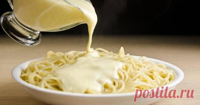 Сырная подлива для макарон, обожаю ее. Вам тоже понравится С ней самые обычные макароны приобретают неповторимый вкус!  Ингредиенты
две ложки муки 2 ст. л,
 молока 1 ст,
 сливочного масла 50 г,
 растительное масло,
 соль,
 перец,
 натертого сыра (можно два вида) 200 г,
 тмин,
 базилик  Рецепт приготовления
Разогреем растительное масло, добави