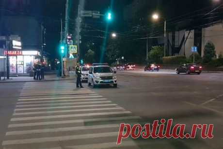 Стало известно об обстановке в Ростове-на-Дону. Обстановка в Ростове-на-Дону остается спокойной, полиция перекрыла несколько улиц, об этом сообщает корреспондент РИА Новости. Движение автотранспорта в центре города обычное для ночного времени, людей на улицах немного, замечены БТР, бронеавтомобили «Патруль-А» и «Тигр-М», а также несколько бойцов с автоматами.