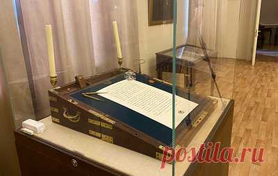 Русское географическое общество отметило 176-летие открытием выставки в Петербурге. Посетители экспозиции смогут увидеть секретер-шкатулку адмирала Ивана Крузенштерна, картины и другие экспонаты