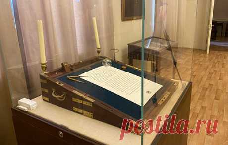 Русское географическое общество отметило 176-летие открытием выставки в Петербурге. Посетители экспозиции смогут увидеть секретер-шкатулку адмирала Ивана Крузенштерна, картины и другие экспонаты
