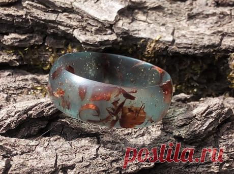 Как сделать кольцо из эпоксидной смолы | Чёрт побери Смола разлита на порции, красители ,блестки, нож (сам делал ,из обоймы подшипника) стружка,формы для заливок (силиконовая - самая удобная) и/или можно бумажные делать,обклеивая скотчем. (спокойно заготовку можно извлечь),стаканчики для дополнительного смешивания И еще обязательно работать в перчатках (либо латексные продают в аптеках, либо в магазине