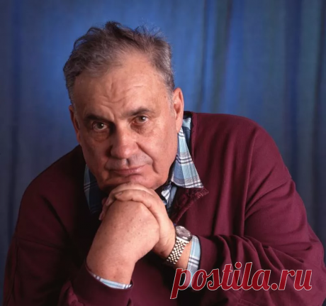 Если утром где-то заболело,
Радуйся тому, что ты живой.
Значит вялое, потасканное тело
Как-то реагирует порой.

Вот ты пробудился спозаранок,
Организм твой ноет и свербит.
Не скорби о том, что ты подранок,
А проверь-ка лучше аппетит.

Если и со стулом все порядке,
Смело челюсть с полки доставай,
Приступай к заутренней зарядке,
На ходу протезов не теряй.

И, сложив себя из всех кусочков,
Наводи фасон и марафет,
Нацепи и галстук, и носочки,
Распуши свой тощий перманент.

Гла...
