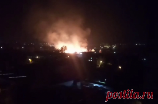 Мощный пожар разгорелся на складах в Виннице. Возгорание ликвидируют бойцы Государственной службы по чрезвычайным ситуациям.