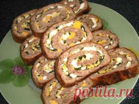 Мясной рулет с яйцами и зеленью.