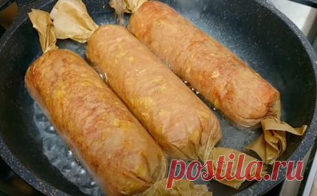 Закрываем фарш в бумаге и жарим без масла в воде: получается сочнее котлет и нет масляного жира