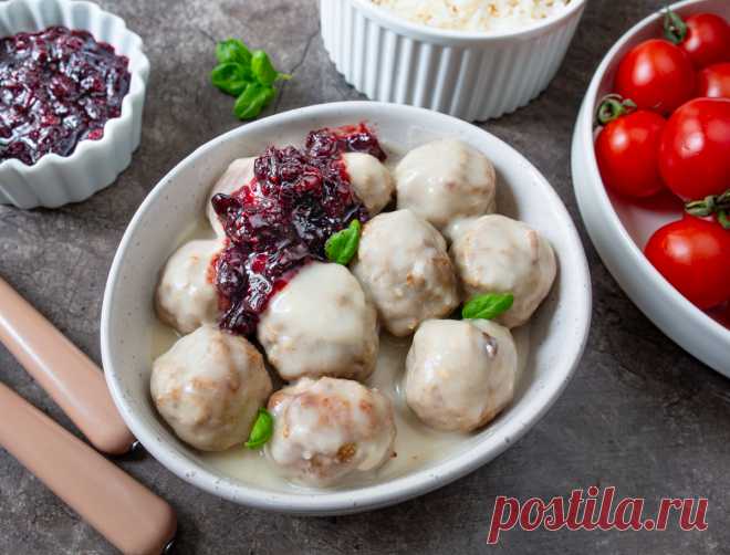 Шведские фрикадельки на Вкусном Блоге Это одни из самых вкусных фрикаделек, которые я пробовала. Соус можно есть ложками – такой он вкусный и нежный. Он похож на бешамель (по технологии уж точно) за тем отличием, что готовится на бульоне. При подаче к этим фрикаделькам добавляется брусничное варенье или джем. Апдейт рецепта от 27 января 2010…