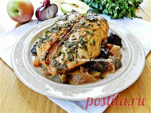 Куриное филе с яблоками, изюмом и черносливом