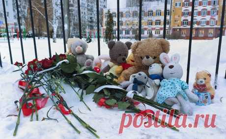 После стрельбы в брянской гимназии возбудили дело о халатности. Это второе дело, возбужденное после стрельбы, первое СК завел по статье об убийстве двух или более лиц. Baza также писал, что против отца открывшей огонь школьницы завели дело о небрежном хранении оружия