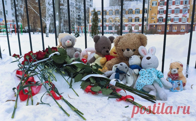 После стрельбы в брянской гимназии возбудили дело о халатности. Это второе дело, возбужденное после стрельбы, первое СК завел по статье об убийстве двух или более лиц. Baza также писал, что против отца открывшей огонь школьницы завели дело о небрежном хранении оружия