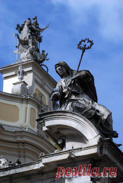 Місто Львів. Архітектурний ансамбль Церкви св.Юра.скульптурне оздоблення ::: альбом The best places in Ukraine Україна найкращі місця The best places in Ukraine

Багатовікову архітектурну історію Святоюрського монастиря умовно можна поділити на два великі періоди відповідно до історії його головної споруди. Перший період, що тривав майже півтисячоліття — від початків чернечої оселі приблизно до середини XVIII ст., — завершився руйнацією старого храму.