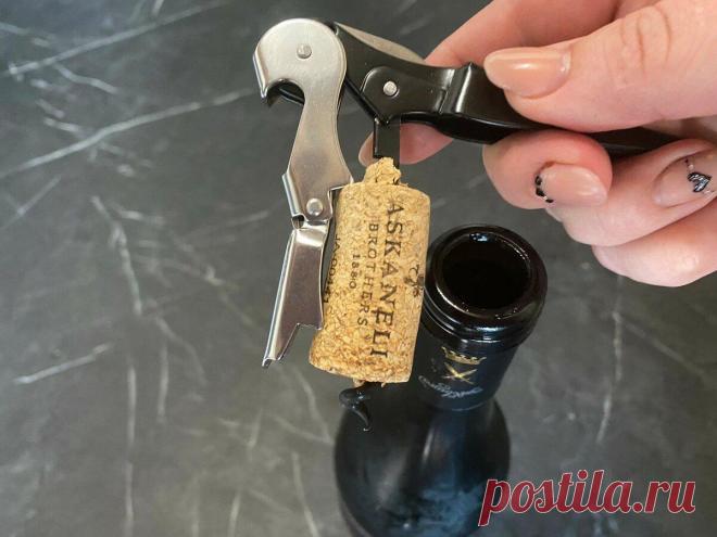 Научилась открывать бутылку за две секунды. Пробку вытаскиваю без усилий за два движения
Вино — считается напитком для женщин. Однако, разве под силу слабой женщине справится с пробкой в бутылке? Я, например, до недавнего времени не могла самостоятельно …
Читай дальше на сайте. Жми подробнее ➡