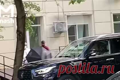 Появилось видео выписки МакSим из больницы. В сети появилась видеозапись выписки российской поп-певицы МакSим (настоящее имя — Марина Амбросимова) из больницы. На кадрах видно, что исполнительницу в инвалидном кресле из медучреждения подвозят к автомобилю. Женщину сопровождали врачи в защитных костюмах и неизвестный мужчина.