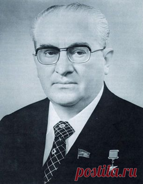 Народу кратковременное правление Андропова запомнилось тремя событиями. Во-первых, борьбой с коррупцией, которую низы приветствовали, не очень задумываясь о том, что зачастую речь шла о сведении старых кремлевских счетов. Во-вторых, инициативой по отлову дезертиров труда на улицах. Эта инновация народу не понравилась. И, в-третьих, появлением дешевой водки «андроповки». Эта инициатива была встречена радостно. 
Колумнист АиФ.ru Петр Романов вспоминает о годовщине вступления на пост глав