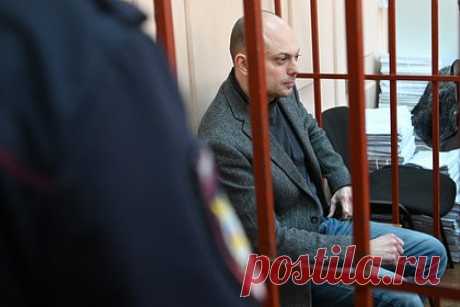 Мать осужденного на 25 лет Кара-Мурзы прокомментировала приговор сыну. Мать осужденного на 25 лет Владимира Кара-Мурзы (признан в России иноагентом) Майя Кара-Мурза заявила, что приговор ее сыну по циничности превзошел ее ожидания. Комментарий матери оппозиционера приводит портал News.ru. По словам Майи Кара-Мурзы, она предполагала, что суд приговорит Владимира к 24 годам.