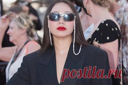 Российская актриса пришла на Каннский фестиваль в пиджаке за 500 рублей. Российская актриса и певица китайского происхождения Ян Гэ пришла на Каннский фестиваль в дешевом наряде. Знаменитость появилась на красной дорожке Каннского фестиваля в оверсайз-пиджаке, надетом на голое тело. По ее словам, она купила его в магазине подержанных вещей в Берлине за шесть евро (526 рублей).