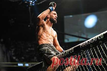 Чимаев поставил ультиматум UFC. Представляющий Объединенные Арабские Эмираты (ОАЭ) боец смешанного стиля (ММА) Хамзат Чимаев поставил ультиматум Абсолютному бойцовскому чемпионату (UFC). Спортсмен потребовал или назначить ему обещанный титульный поединок, или выплатить за следующий бой двойной гонорар.