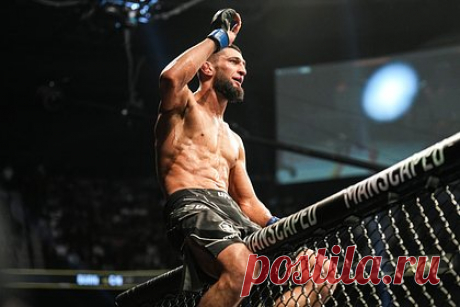 Чимаев поставил ультиматум UFC. Представляющий Объединенные Арабские Эмираты (ОАЭ) боец смешанного стиля (ММА) Хамзат Чимаев поставил ультиматум Абсолютному бойцовскому чемпионату (UFC). Спортсмен потребовал или назначить ему обещанный титульный поединок, или выплатить за следующий бой двойной гонорар.