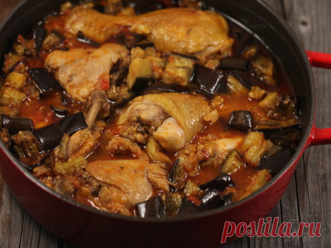 Тушеная курица с помидорами и баклажанами.
Простой рецепт вкуснейшей тушеной курицы с помидорами, баклажанами и ароматными специями.