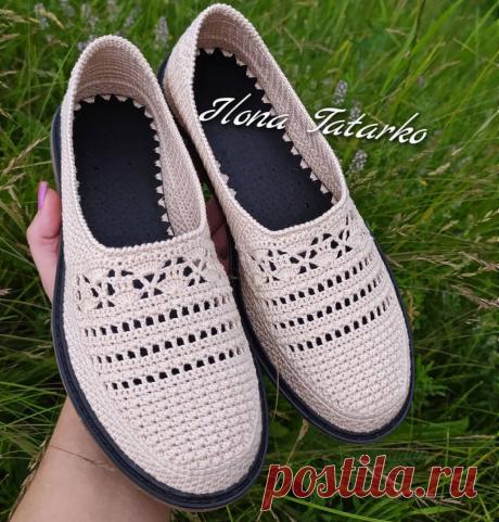 «Главная по ботиночкам!» — уникальная вязаная обувь Илоны Татарко  В этой обуви удобно, красиво и уютно. Создавая свои шедевры из пряжи, Илона не использует ничего, кроме нее, — ни спиц, ни крючка. — Я делаю не столько обувь, сколько аксессуары: носки, гетры, пинетки, — поясняет мастерица. — Мне очень хотелось делать то, что будет удобно носить, дарить и интересно будет детям. И вообще, я считаю, что в детях нет ничего сложного. Просто нужно к ним относиться с любовью. Все, кто знаком с Илоной…