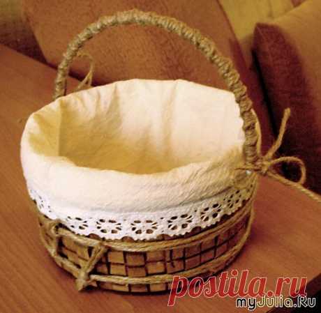 Из пластмассового ведерка - корзинка для рукоделия.
