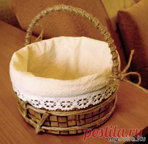 Из пластмассового ведерка - корзинка для рукоделия.