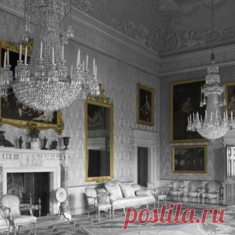 The Palace wallpaper is inspired by the wonderfully opulent interiors of stately homes and palaces of the 18th Century. 

It features an image of a large hall adorned with beautiful paintings and chandeliers. It can be used to create an illusion of space and grandeur.