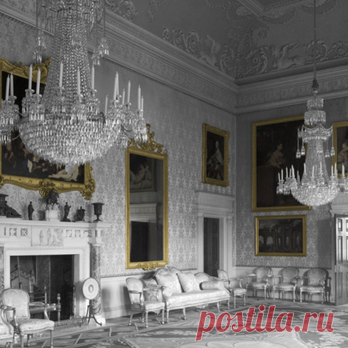 The Palace wallpaper is inspired by the wonderfully opulent interiors of stately homes and palaces of the 18th Century. 

It features an image of a large hall adorned with beautiful paintings and chandeliers. It can be used to create an illusion of space and grandeur.
