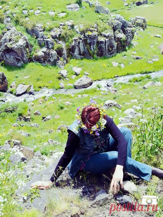 Հանդիպում կատսրյսլ գեղեցիկի հետ...
Ահա ինչպիսին էր այսօրվա աշխատանքային օրվա ավարտը.,երբ տրվում ես բնական միջավայրում մաքուր օդի ու բուսական աշխարհի միախառնվան բույրերի վայելքին...Աստվածային ներդաշնակությամբ վրձնված հայրենի բնաշխարհիս գեղեցկությամբ արբեցած, խտացած հուզառատ ապրումները բերին ոչ միայն ոգու խաղաղություն ,այլև իսպառ ի չիք դարձրին ֆիզիկական հոգնածությունն ու մարնական տկարությունները: