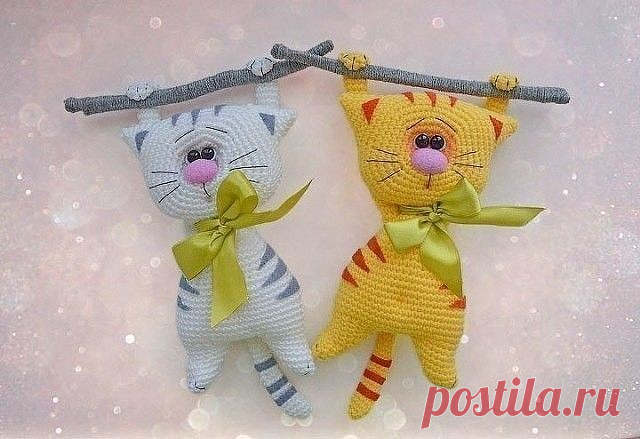Вяжем симпатичных котиков крючком.

Автор: Елена Баланенко (Алька)
Туловище:
Набрать цепочку из 6 вп.
1 ряд. со 2-й петли от крючка 4 сбн, 3 в 1, по др. стороне цепочки 3 сбн, пр (12)
2 ряд. ( 5 сбн, пр)х2 раз (14)
3 ряд. ( 6 сбн, пр)х2 раз (16)
4 ряд. ( 7 сбн, пр)х2 раз (18)
5 ряд. ( пр, 6 сбн, пр, 1 сбн)х2 раза (22)
6 ряд. ( пр, 7 сбн, пр, 2 сбн)х2 раза (26)
7 ряд. 1 сбн, пр, 8 сбн, пр, 3 сбн, пр, 8 сбн, пр, 2 сбн (30)
8 ряд. 18 сбн, (пр, 1 сбн) х 4 раза, 4 сбн (34)- жив...