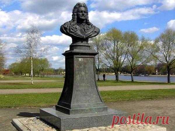 Поехал как-то раз русский посол А. С. Меньшиков к двору одного турецкого султана. Султан, узнав, что Меньшиков высокого роста, приказал сделать низкую дверь в своем кабинете, дабы входя, русскому дипломату пришлось поклониться Его Светлости Великому Султану, а следовательно бы вышло так, будто вся Русь поклонилась ему. Меньшиков, узнав о коварных намерениях турецкого владыки, ловко вышел из положения - взял да вошел в хоромы не передом, а задом. / История цивилизаций!