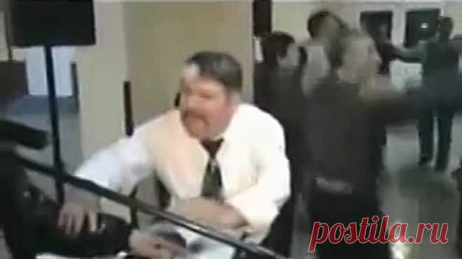 мужик с пузом круто танцует танец пингвинов