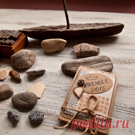 Всем привет))
Этим летом мы подружились с FUJIFILM и провели у них несколько мастер-классов с использованием их замечательных моментальных фотографий  instax. Решили здесь тоже поделится с вами таким МК.
Итак, будем делать многофункциональный мини-альбом, который может быть рамкой для фотографий.
Для этого нам понадобятся:
Несколько снимков INSTAX (лучше в одинаковом расположении - вертикальном или горизонтальном)
Основа для оформления подарочной карты
Набор ярлычков из крафта