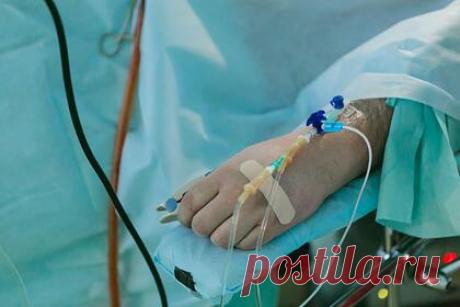 Мальчик 30 раз сдал кровь и перенес операцию ради спасения жизни матери. 10-летний Цао Сюаньи из Китая стал донором костного мозга для больной лейкемией матери. Первоначальный анализ крови показал, что из всех членов семьи Сюаньи является единственным донором, который может пожертвовать стволовые клетки для матери. Мальчик готовился к операции с марта 2022 года.