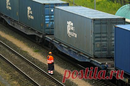 Литва получила оплату за транзит грузов в Калининград. Глава Литовских железных дорог сообщил, что компания получила аванс за перевозку российских грузов в Калининград. LTG пытались открыть счет в другой стране Евросоюза. Литовские банки пока не ответили компании. Ранее банк, осуществляющий весь калининградский транзит, перестал проводить операции с Россией осенью.