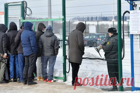 Петербургские полицейские отчитались о проведенной миграционной ревизии. В Санкт-Петербурге полицейские провели миграционную ревизию на двух стройках в Василеостровском и Красногвардейском районах и отчитались о проделанной работе. Как выяснила «Фонтанка», в ходе мероприятий были опрошены около 200 иностранцев. Несколько десятков человек были доставлены в отдел для разбирательства.