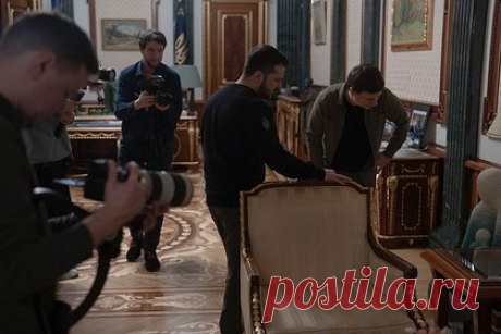 Зеленский показал свое место жительства в последний год. Владимир Зеленский привел съемочную группу украинского телеканала «1+1» в помещение, в котором он живет с начала специальной военной операции (СВО) на Украине. Оказывается, весь последний год глава государства ночует в офисе. Он показал телеведущему Дмитрию Комарову спальню и ванную комнату.