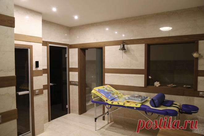 Интерьер частного жилого дома. SPA-зона. Стены отделаны натуральным мрамором со вставками из термообработанного ясеня.