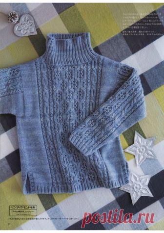 Голубой узорчатый свитер спицами