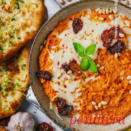 ​Запеченный сырный хумус с лепешками Сразу 2 супервкусных рецептаИнгредиенты:Для хумуса:Вареный нут + жидкость от него &mdash; 800 г&nbsp;Натертая моцарелла для пиццы &mdash; 150 г&nbsp;Натертая моцарелла для пиццы для украшения &mdash; 50 г&nbsp;Кунжутная паста тахини &mdash; 100 г&nbsp;Томатная паста &mdash; 2 ст....