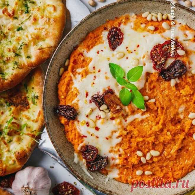 ​Запеченный сырный хумус с лепешками Сразу 2 супервкусных рецептаИнгредиенты:Для хумуса:Вареный нут + жидкость от него — 800 г Натертая моцарелла для пиццы — 150 г Натертая моцарелла для пиццы для украшения — 50 г Кунжутная паста тахини — 100 г Томатная паста — 2 ст....