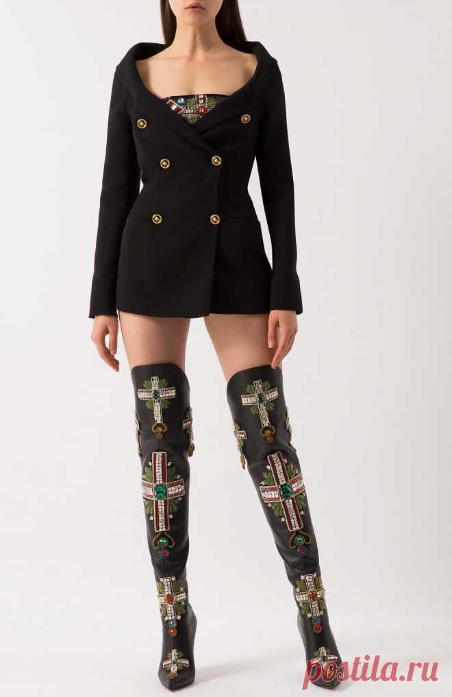 Женские черные кожаные ботфорты с аппликациями VERSACE — купить за 1090000 руб. в интернет-магазине ЦУМ, арт. DSR585P/DVT7X