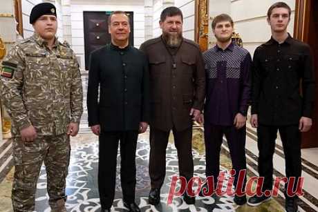Сын Кадырова выбрал одну награду для встречи с Медведевым. Сын главы Чеченской Республики Рамзана Кадырова Адам выбрал одну награду — звезду Героя ЧР — для встречи с заместителем председателя Совета безопасности Дмитрием Медведевым. Это следует из видеоролика, опубликованного на странице Рамзана Кадырова в соцсети «ВКонтакте».