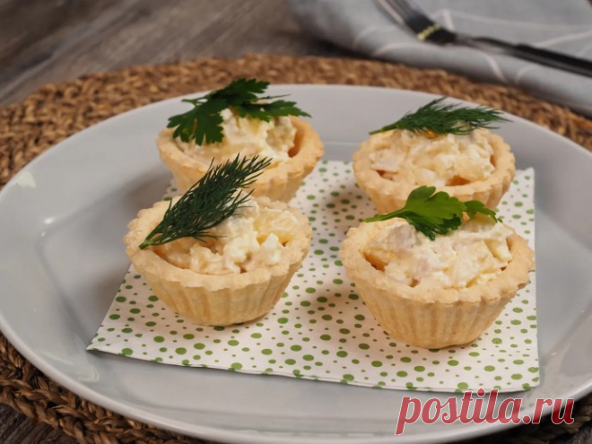 Салат с ананасом и куриной грудкой Ингредиенты:Филе куриной грудки — 3 шт. = 720 г Консервированный ананас — 1 банка = 200 г Куриное яйцо — 3 шт.
Чеснок — 2 зубчика Плавленый сыр — 2 шт.  Майонез — 375 г Сделать полезнее: чтобы сделать салат менее...
