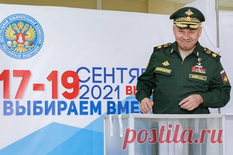Стало известно о происхождении обложки на паспорте Шойгу. Гендиректор компании «Артель старая грамота» Андрей Микитюк рассказал о происхождении обложки с русской дореформенной орфографией на паспорте министра обороны России. По словам главы фирмы, аксессуар, изготовленный из телячьей кожи с применением искусственного старения, передали Шойгу восемь лет назад.