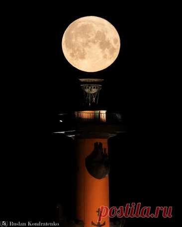Луна над Ростральной колонной. Фотограф Кондратенко Руслан