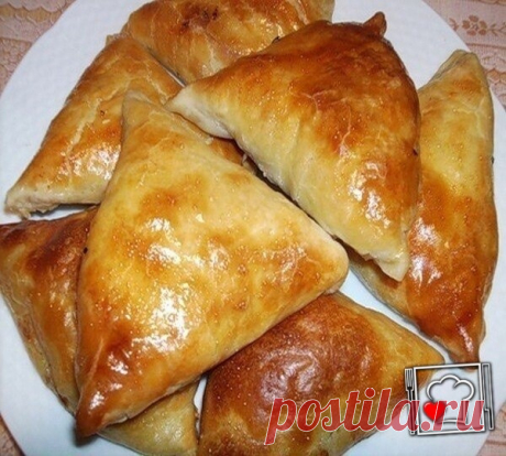 Cамса — те же печеные пирожки, но с неповторимым восточным вкусом и ароматом

Состав

— Мука 4 стакана
— Маргарин 150 гр.
— 1+1 яйцо
— 1 стакан сметаны
— Сода гашенная эссенцией 0,5 ч. ложки
— Мясной фарш свинина+говядина 500 гр.
— Лук репчатый 3 шт.
— Соль, перец
— Зелень

Приготовление

Приготовить фарш, мясо брать пожирнее и лука побольше. В фарш нарезать зелень положить душистый перец, соль, всё перемешать до однородной массы.

Тесто. Согретый при комнатной температуре...