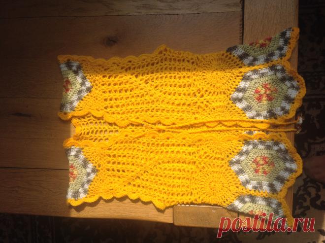 Жилетка на девочку 5-7 лет. Вязаная крючком, пряжа акрил. Модель придумала сама :)