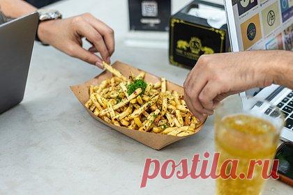 Изучена возможность жарки картофеля в космосе. Ученые из Университета Аристотеля при поддержке Европейского космического агентства (ЕКА) изучили возможность жарки картофеля в космосе. Авторы пришли к выводу, что вскоре после погружения картофеля в масло в условиях низкой гравитации от поверхности картофеля легко отделяются пузырьки пара, так же как и на Земле.