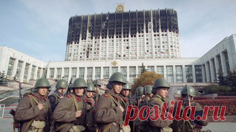 Очевидец штурма Белого дома в 1993-м раскрыл странность стрелявших снайперов. Александр Соколов, очевидец штурма Белого дома в октябре 1993 года, рассказал &quot;Ленте.ру&quot;, что снайперы, которые стреляли с чердака находящегося напротив парламента здания, по неизвестной причине использовали трассирующие патроны. ...