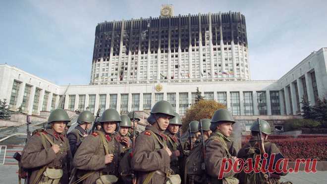 Очевидец штурма Белого дома в 1993-м раскрыл странность стрелявших снайперов. Александр Соколов, очевидец штурма Белого дома в октябре 1993 года, рассказал "Ленте.ру", что снайперы, которые стреляли с чердака находящегося напротив парламента здания, по неизвестной причине использовали трассирующие патроны. ...